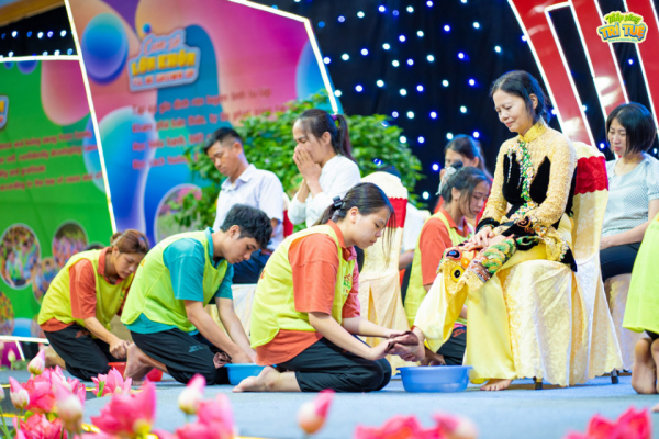 Hình ảnh xúc động tại lễ rửa chân cho cha mẹ tại Khóa tu mùa hè  chùa Ba Vàng năm 2022 - TUẤN NGUYÊN